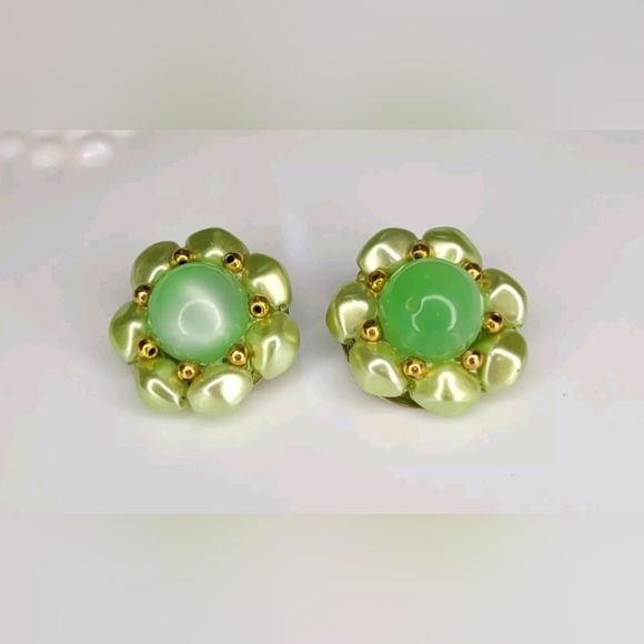 Jewelry - Vintage Green Beaded Clip On Earrings